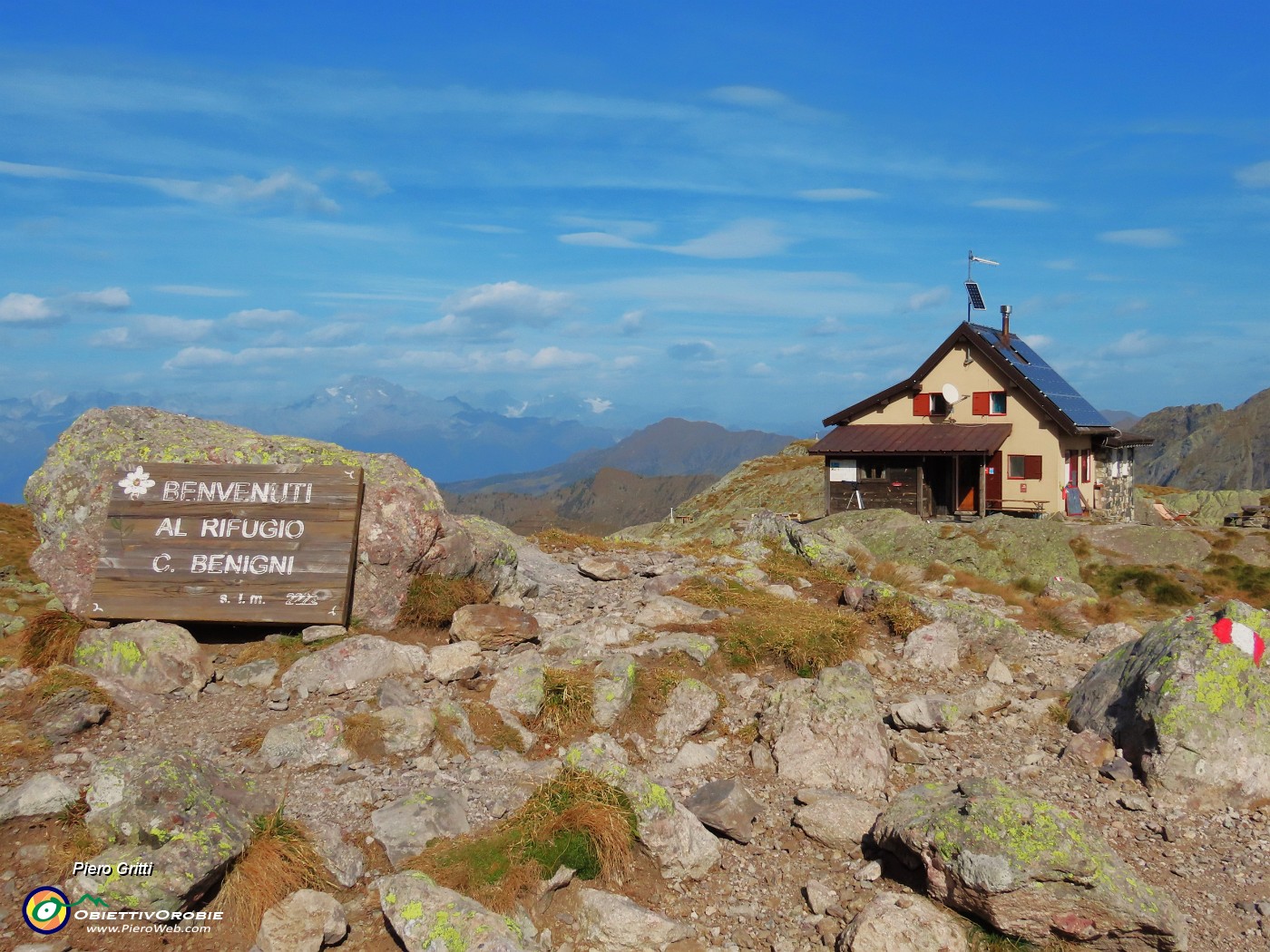 68 Benvenuti al Rif. Benigni (2222 m) con vista verso il Disgrazia nelle Alpi Retiche.JPG